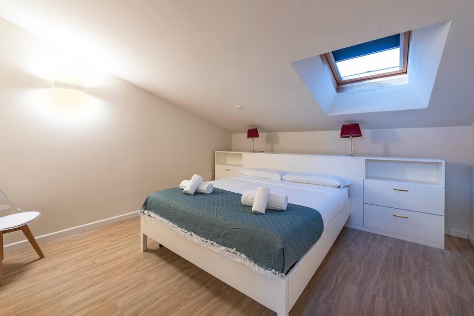 Bed, Photo of the whole room, Bedroom, towels
