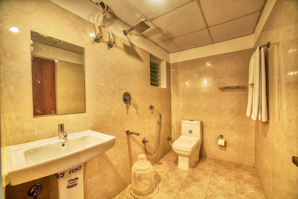 Shower, Toilet, Bathroom, bidet, towels