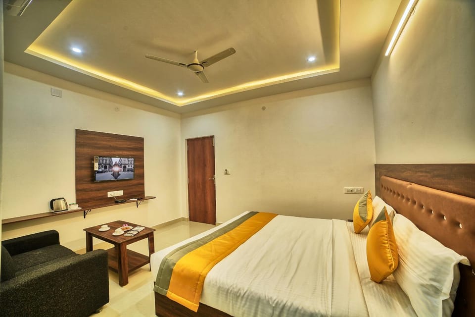 Bed, TV and multimedia, Living room, Seating area, Bedroom, air conditioner