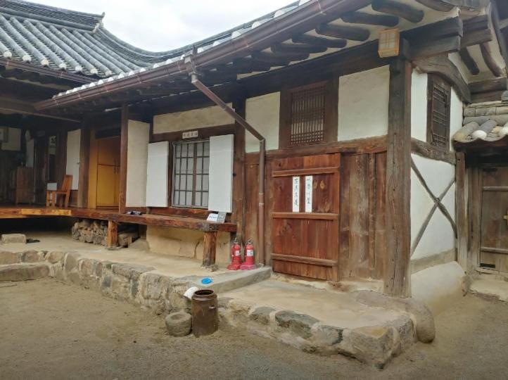 Healing hanok in Otgol village House in Daegu
