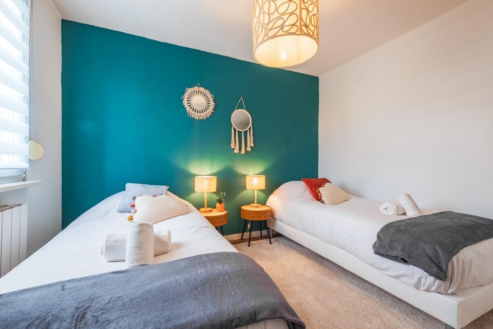 Photo of the whole room, Bedroom