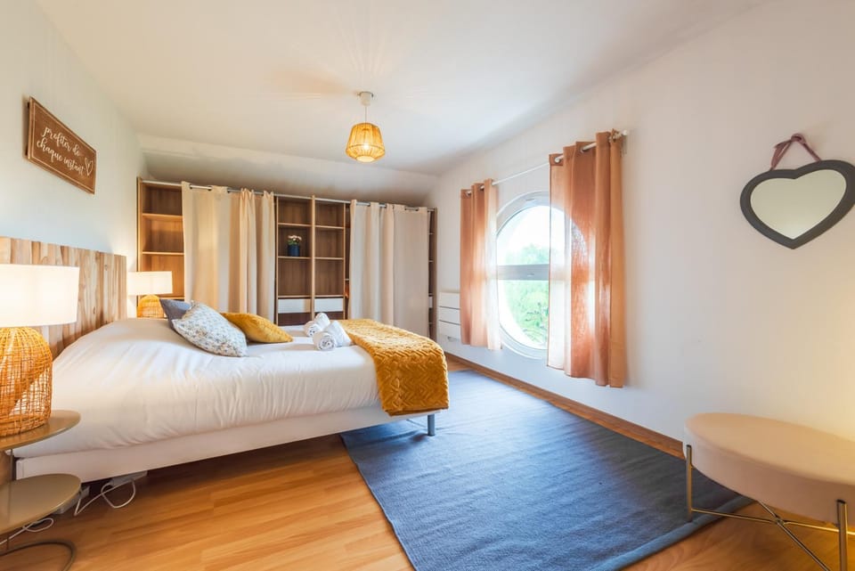 Photo of the whole room, Bedroom