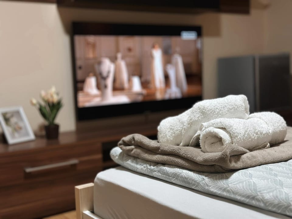 Bed, TV and multimedia, Photo of the whole room, Bedroom, towels