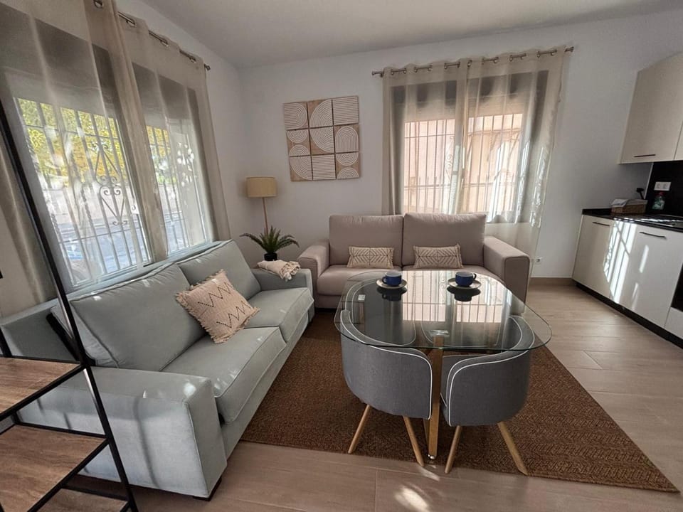 Kitchen or kitchenette, Living room, Seating area, Dining area, oven