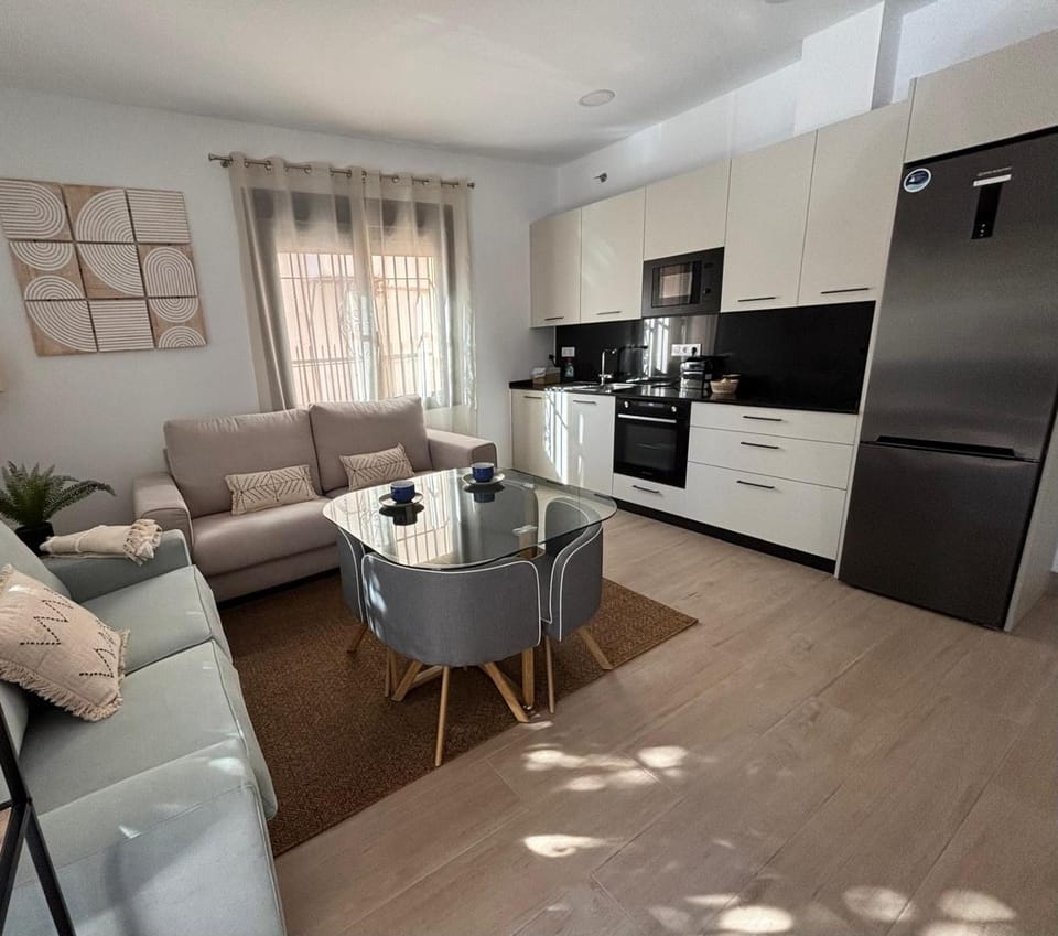 Coffee/tea facilities, Kitchen or kitchenette, Seating area, Dining area, dishwasher, oven, stove