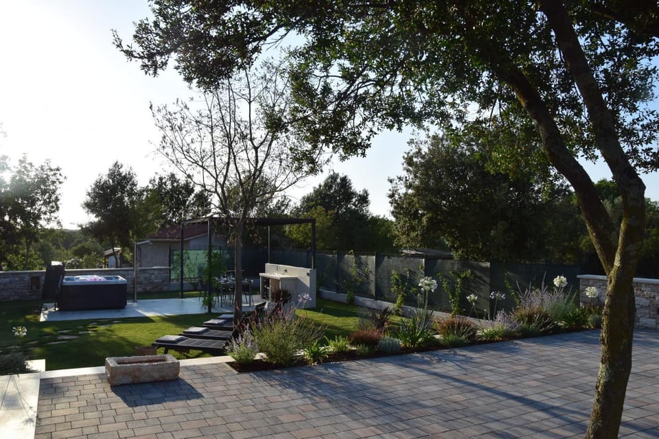 Spring, Day, Natural landscape, Garden, Garden, Hot Tub, Balcony/Terrace, Garden view