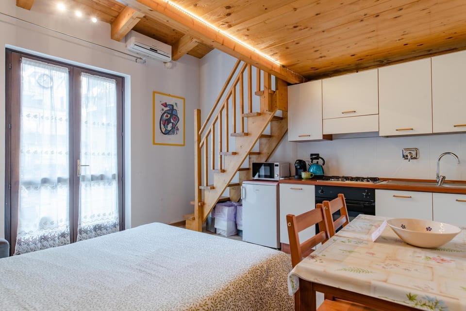 Photo of the whole room, Dining area, stove