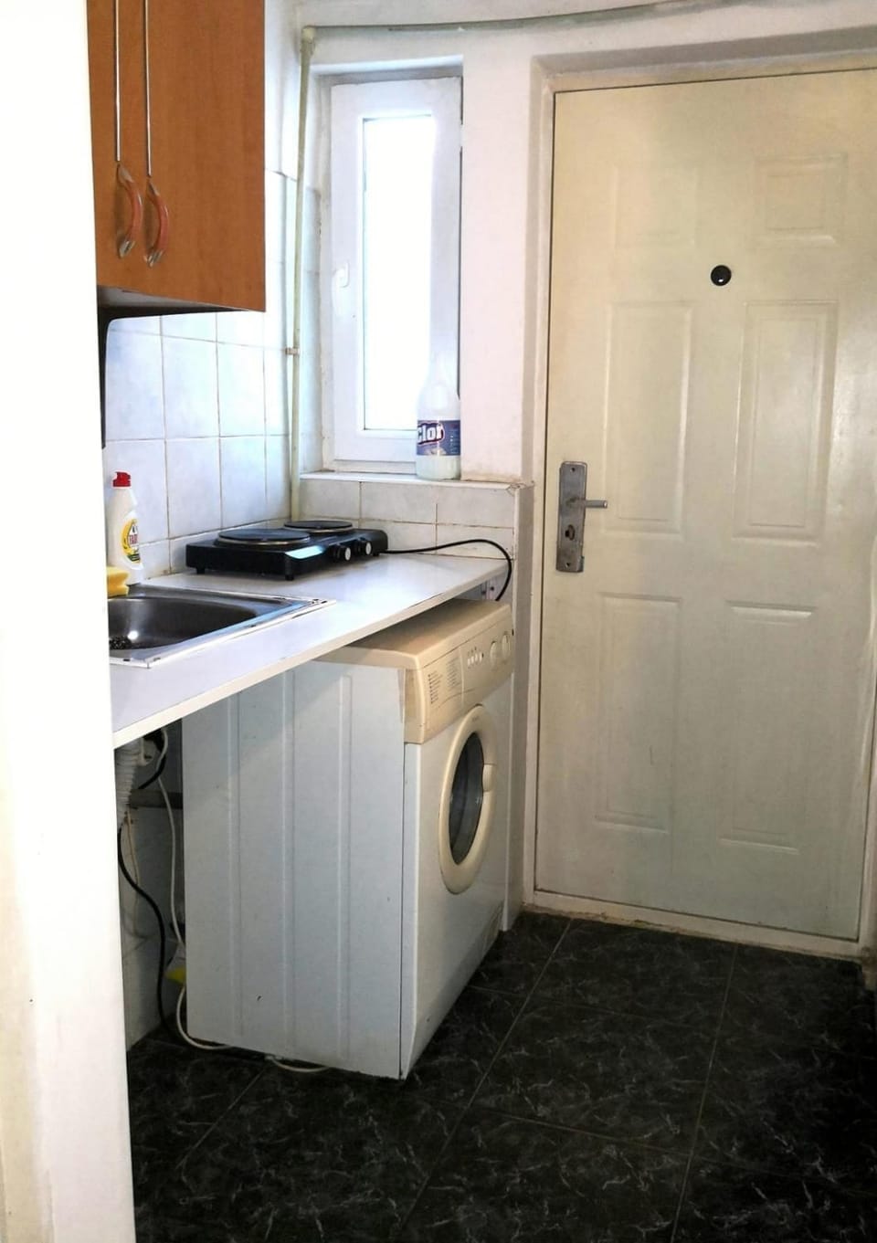 Kitchen or kitchenette, stove, washing machine