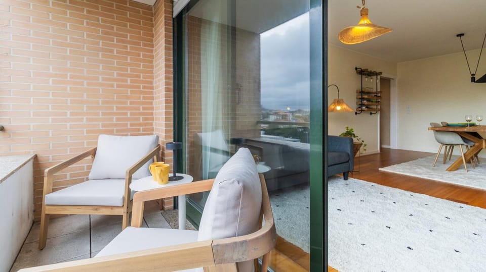 Apartamento com varanda e garagem Apartment in Porto