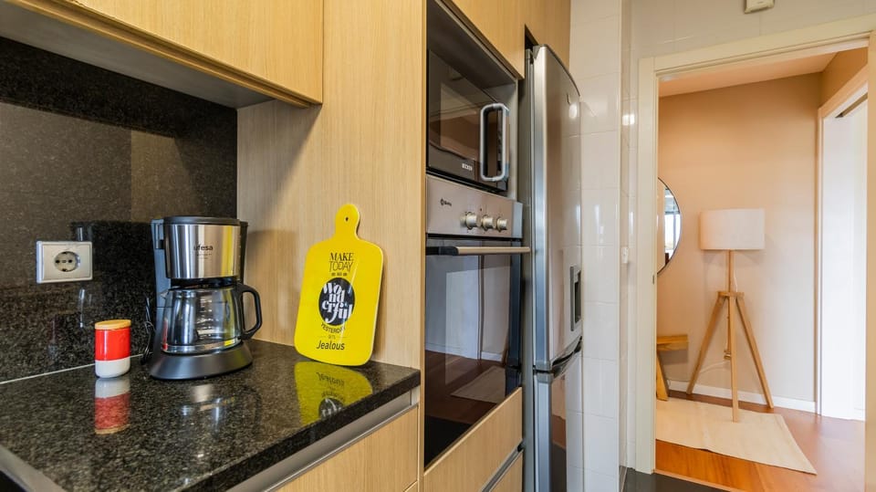 Apartamento com varanda e garagem Apartment in Porto
