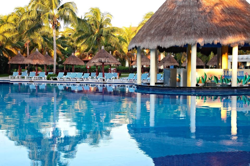 Nearby landmark, Day, Natural landscape, Garden, Lounge or bar, Garden view, Pool view, Swimming pool, sunbed