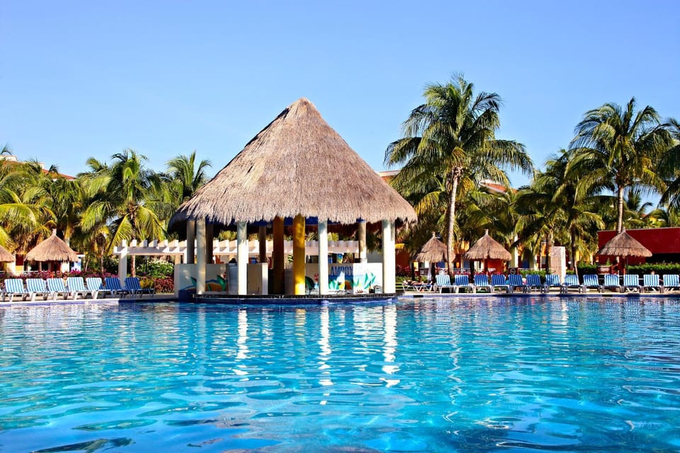 Nearby landmark, Day, Natural landscape, Lounge or bar, Pool view, Swimming pool, sunbed