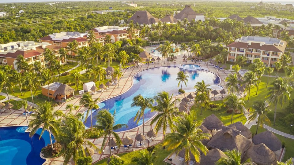 Property building, Nearby landmark, Day, Natural landscape, Bird's eye view, Aqua park, City view, Pool view, Swimming pool, sunbed