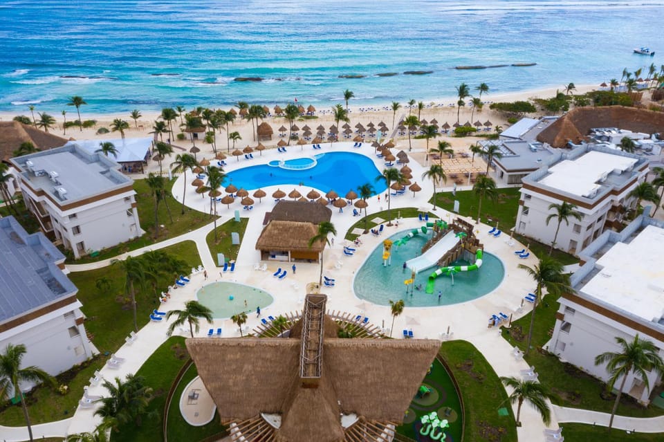 Property building, Nearby landmark, Day, Natural landscape, Bird's eye view, Beach, Pool view, Sea view, Swimming pool, sunbed