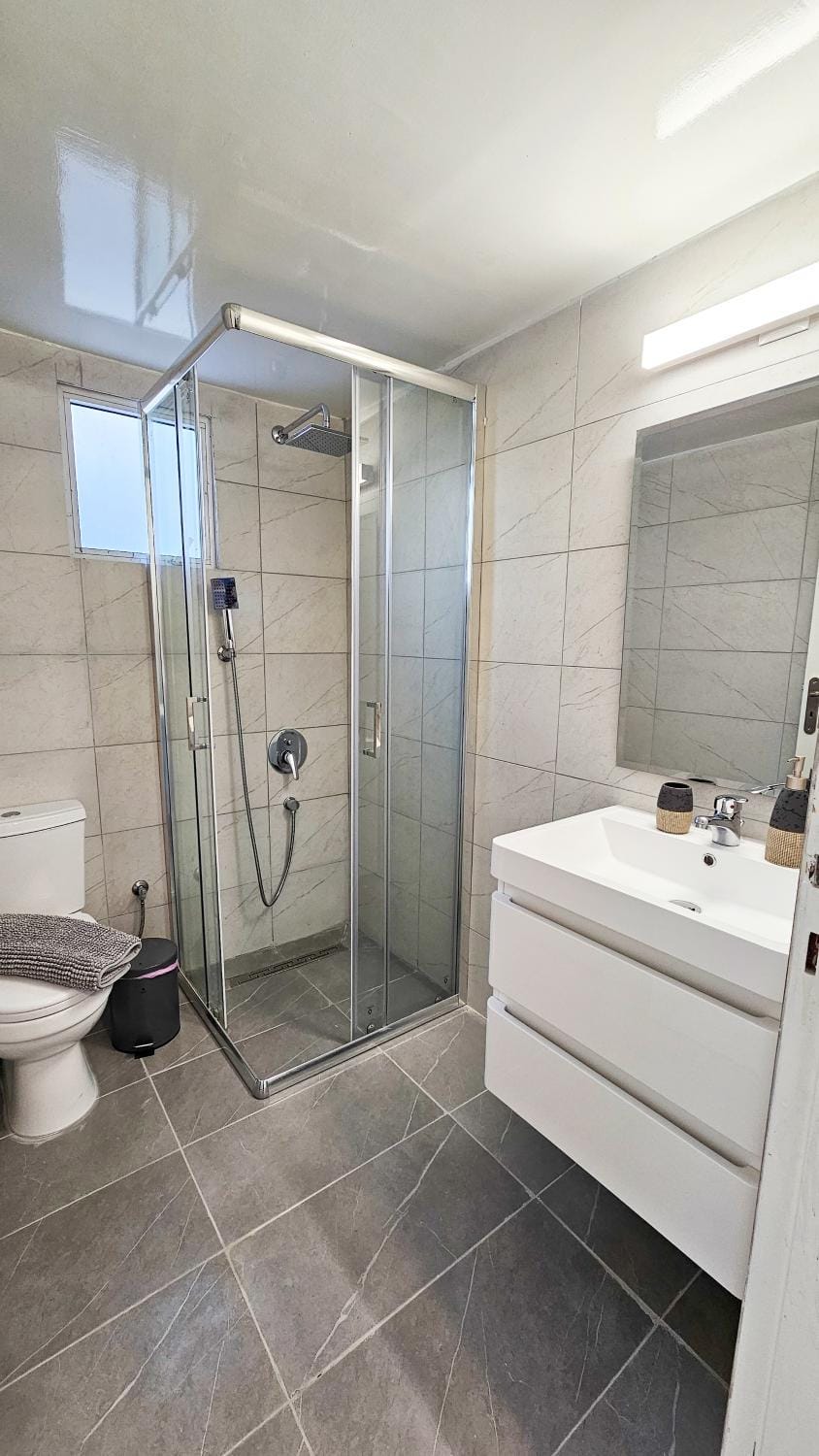 Shower, Toilet, Bathroom, towels