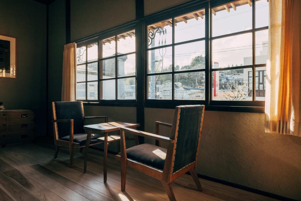 Photo of the whole room, furniture