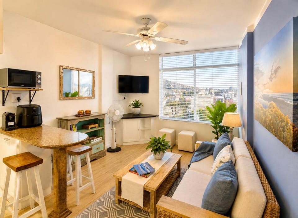 Communal lounge/ TV room, TV and multimedia, Living room, Seating area, Dining area, Evening entertainment