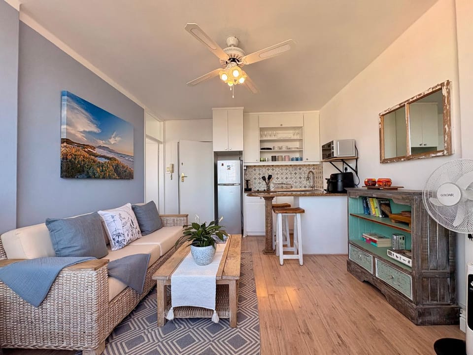 Kitchen or kitchenette, Living room, Seating area, Dining area, minibar, oven