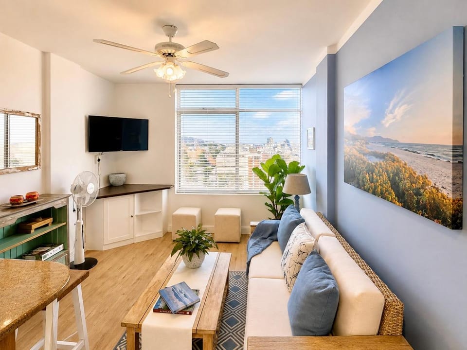Communal lounge/ TV room, TV and multimedia, Kitchen or kitchenette, Living room, Seating area, Dining area, Evening entertainment