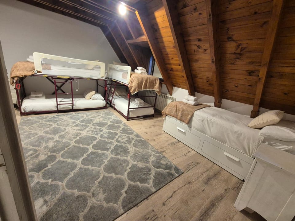 Chalet con encanto Jardín y Parking Privado Chalet in Catalonia