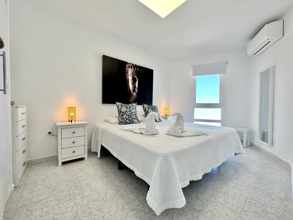 Bed, Bedroom, towels, air conditioner