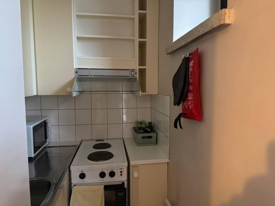 Coffee/tea facilities, Kitchen or kitchenette, microwave, oven, stove, kitchen