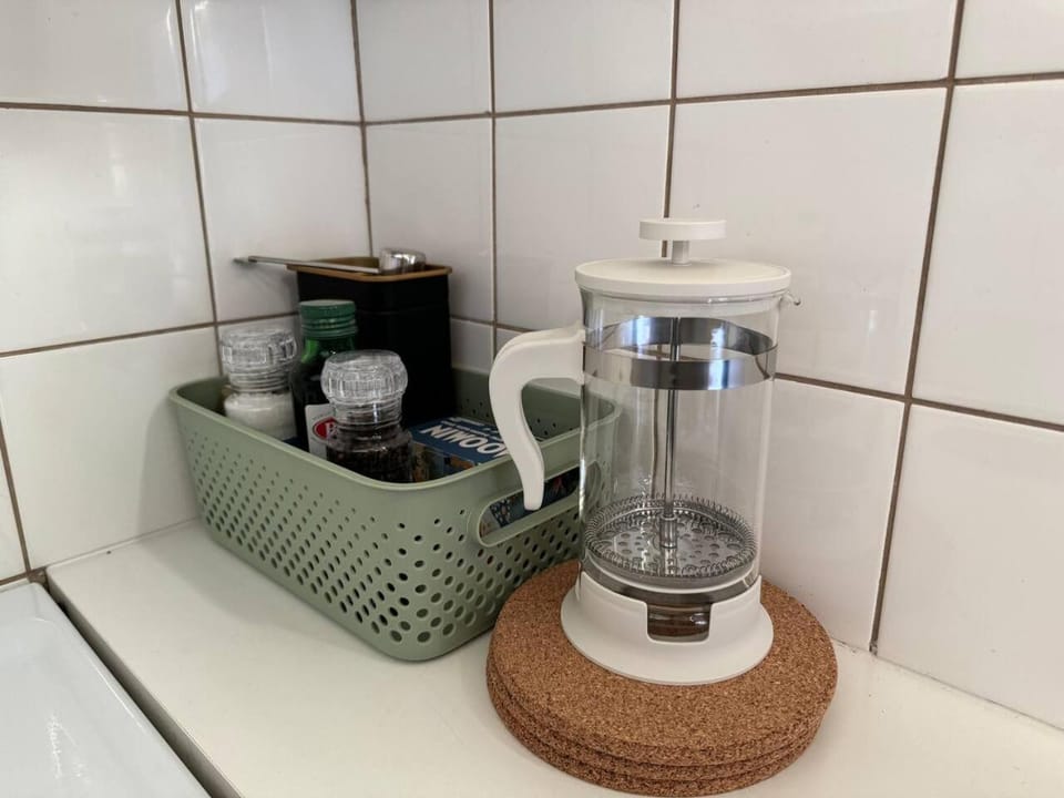 Coffee/tea facilities, Kitchen or kitchenette, microwave, oven, stove, kitchen