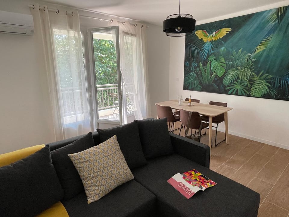 Living room, Seating area, air conditioner