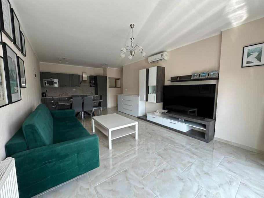 Communal lounge/ TV room, TV and multimedia, Kitchen or kitchenette, Living room, Seating area, Evening entertainment