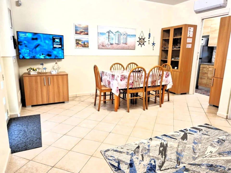 TV and multimedia, Dining area, Lunch