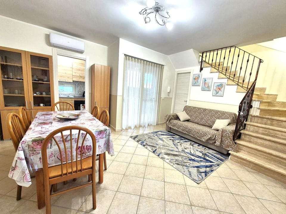 TV and multimedia, Living room, Dining area, Lunch