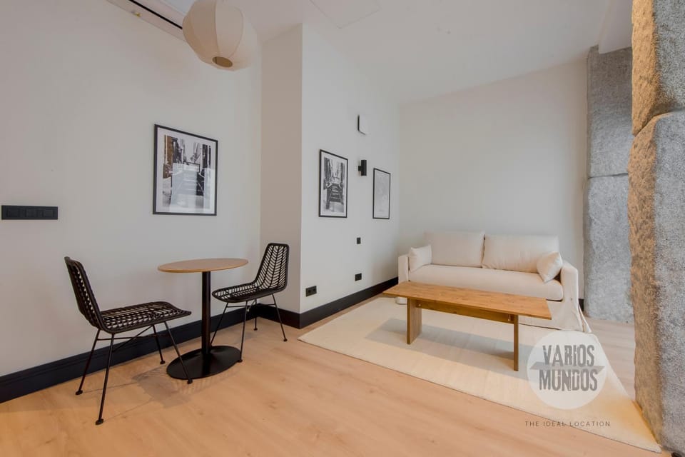 Bed, Living room, Seating area, air conditioner