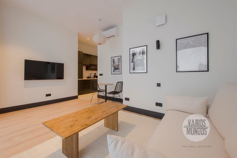 Bed, TV and multimedia, Living room, air conditioner
