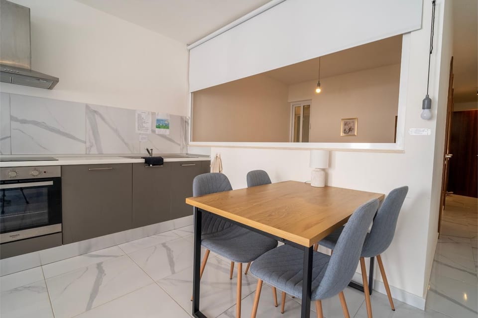 Kitchen or kitchenette, Dining area, minibar, oven, pet friendly, stove