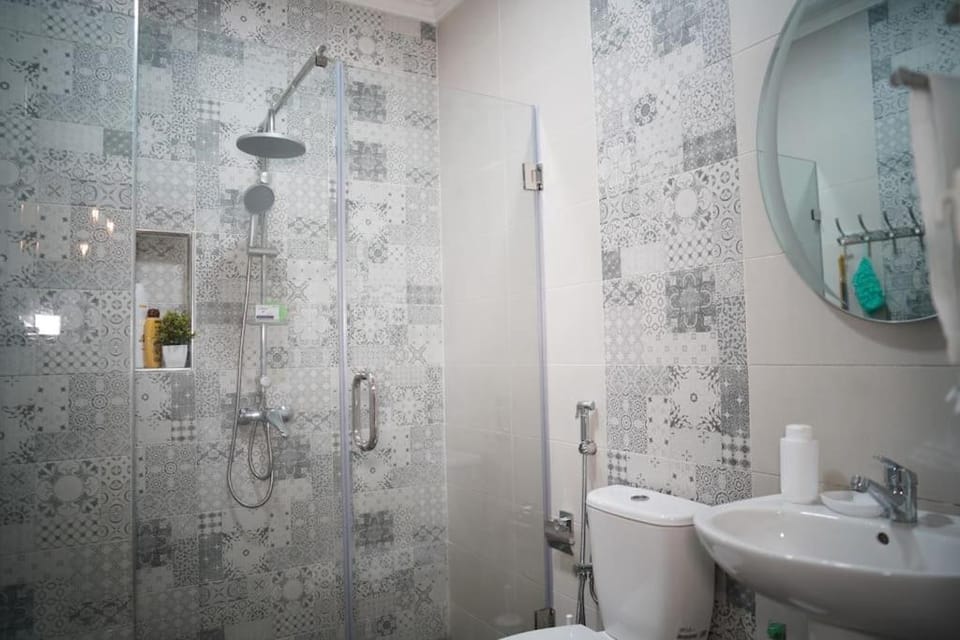 Shower, Toilet, Bathroom, towels