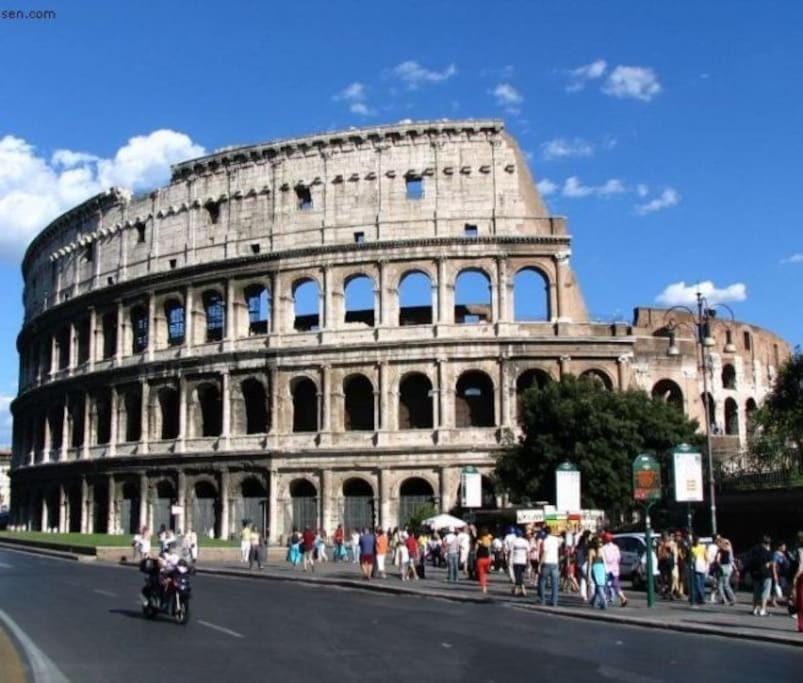 Gladiators at the Colosseum - Classrome27 House in Rome