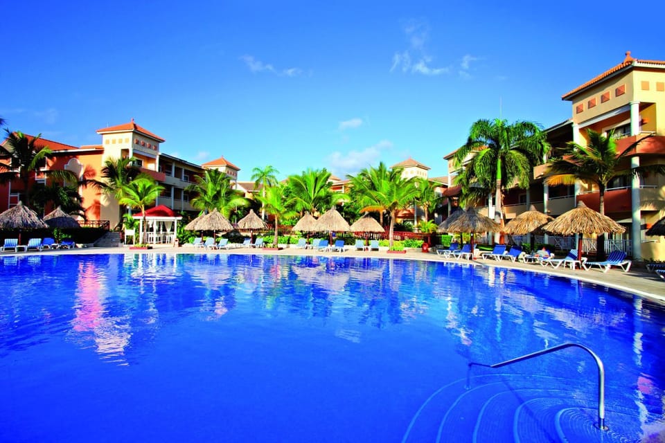 Property building, Day, Natural landscape, Pool view, Swimming pool, sunbed