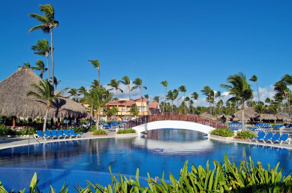 Nearby landmark, Day, Natural landscape, Garden, Garden view, Pool view, Swimming pool