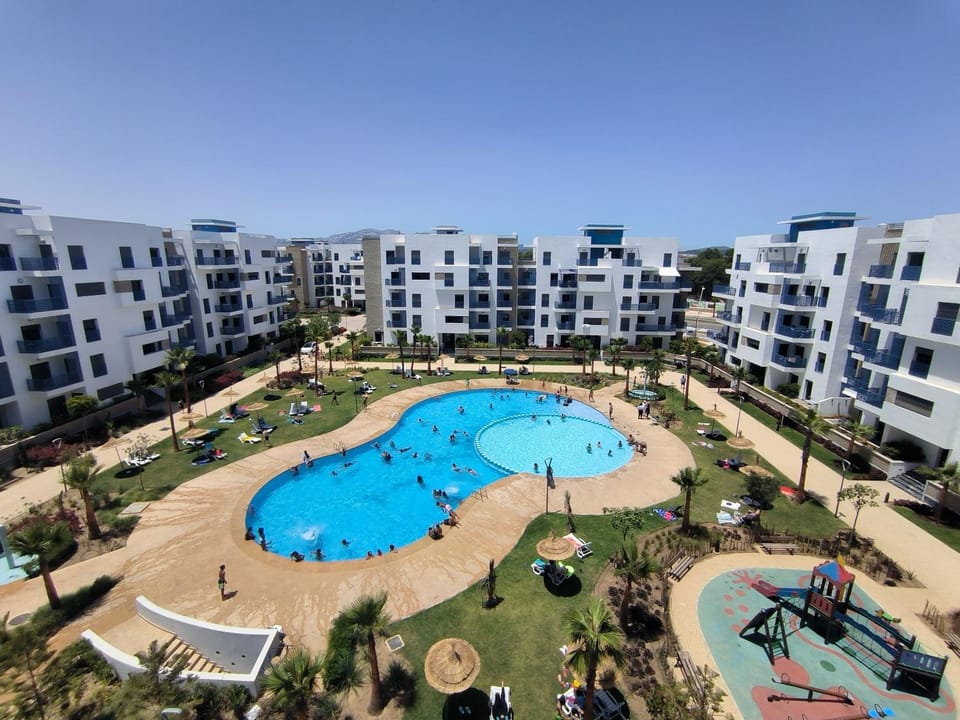 Property building, Communal lounge/ TV room, Day, Evening entertainment, City view, Pool view, Swimming pool, Location, sunbed