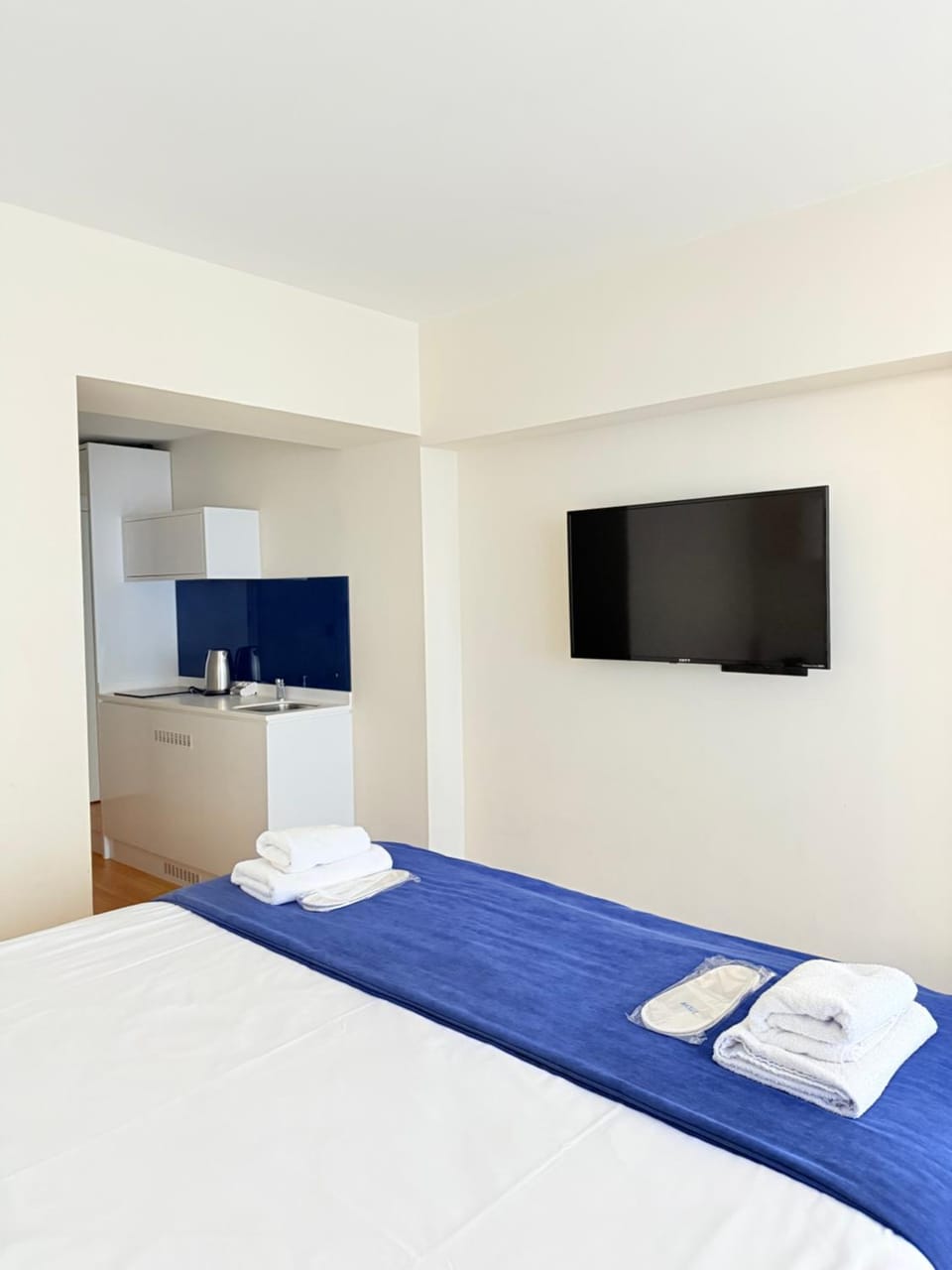 Bed, TV and multimedia, Photo of the whole room, Bedroom, towels