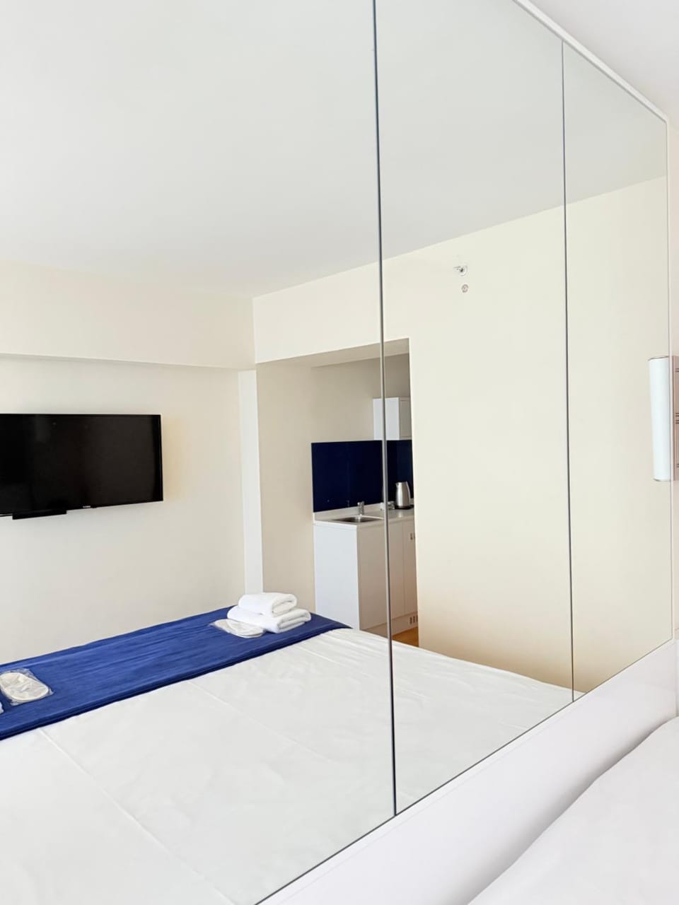 Bed, TV and multimedia, Bedroom, towels