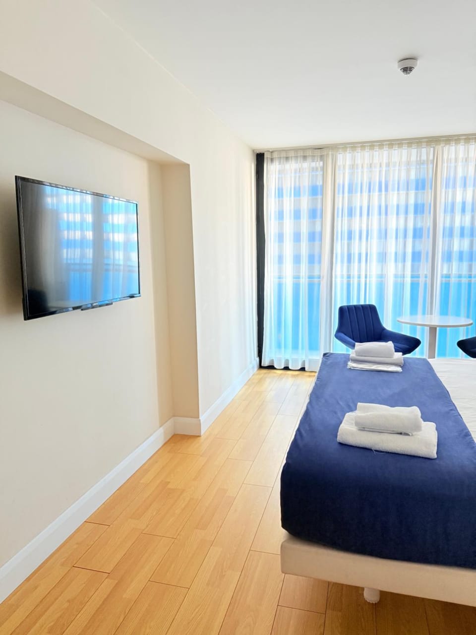 Bed, TV and multimedia, Photo of the whole room, Bedroom, towels