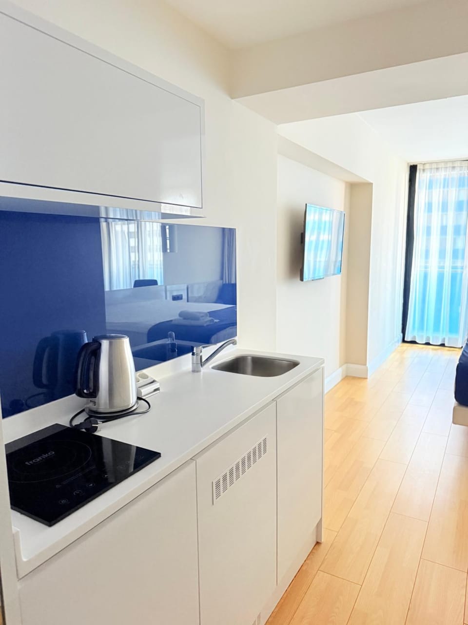 Coffee/tea facilities, Kitchen or kitchenette, stove