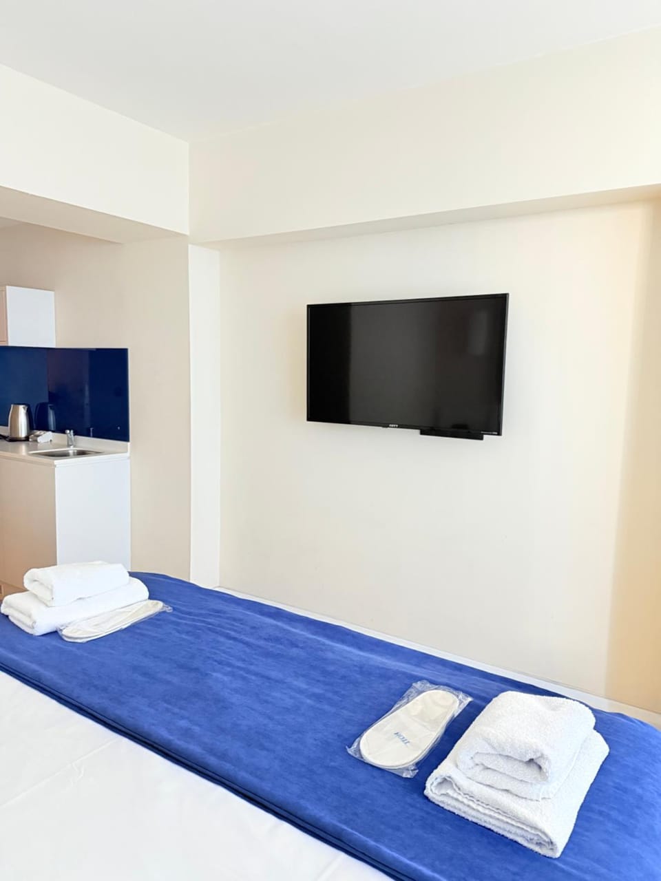 Bed, TV and multimedia, Photo of the whole room, towels