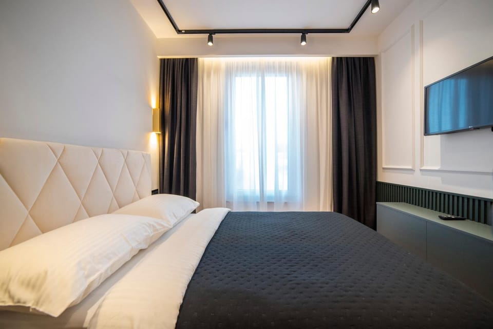 Bed, TV and multimedia, Photo of the whole room, Bedroom