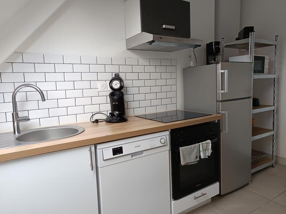 Coffee/tea facilities, dishwasher, microwave, oven, stove, toaster, kitchen