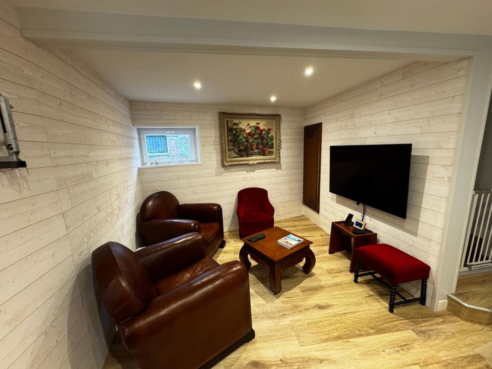 Communal lounge/ TV room, TV and multimedia, Living room