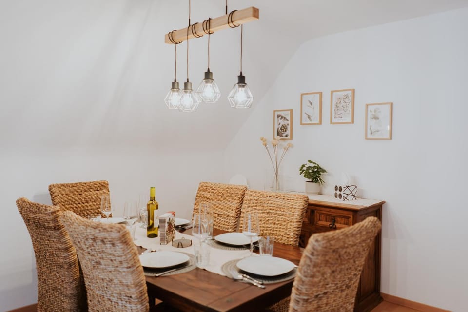 Seating area, Dining area
