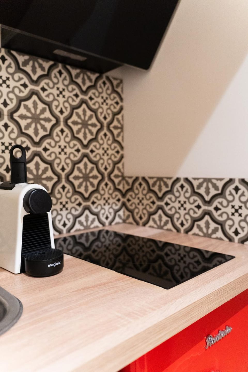 Coffee/tea facilities, Kitchen or kitchenette, stove