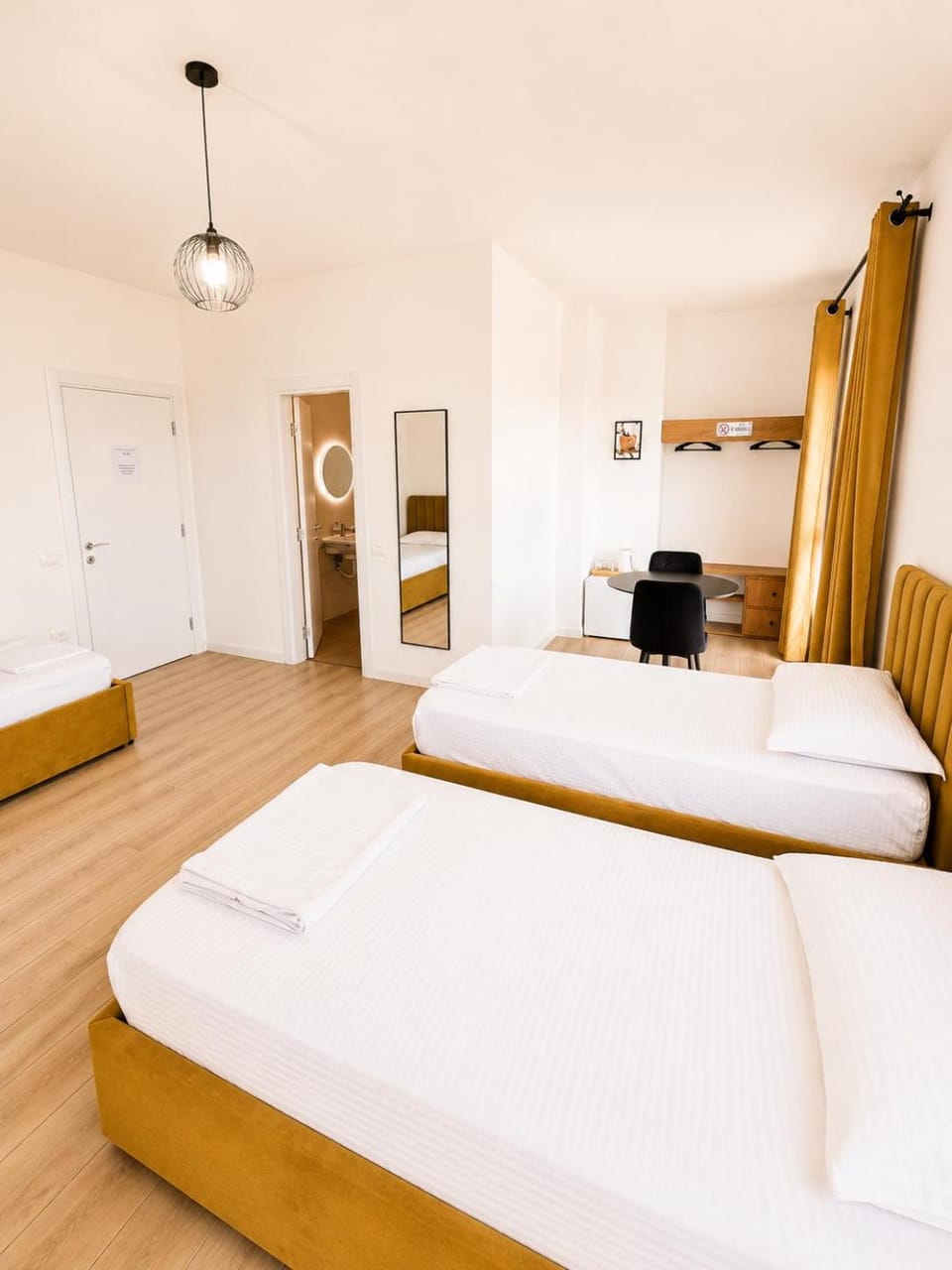 Shower, Toilet, Property building, Bed, Bathroom, Coffee/tea facilities, Bedroom, Guests, internet, towels, air conditioner